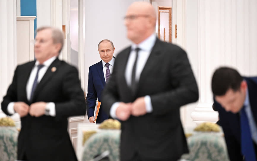 Президент России Владимир Путин (второй слева) на совещании по вопросам социально-экономического развития ДНР, ЛНР, Запорожской и Херсонской областей в Кремле