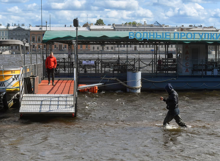 Сходни над поднявшейся водой в реке Неве
