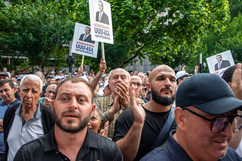 Участники акции в поддержку Самвела Карапетяна