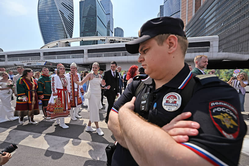 Сотрудник полиции на фестивале