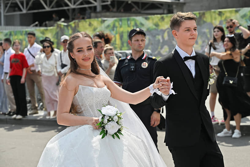 Молодожены перед началом церемонии 