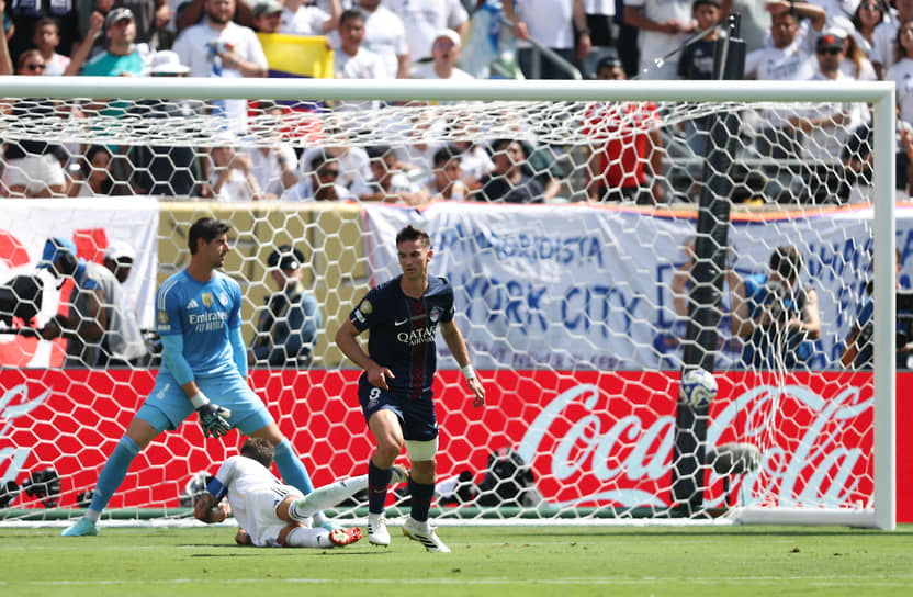 Полузащитник ПСЖ Фабиан Руис (в центре)