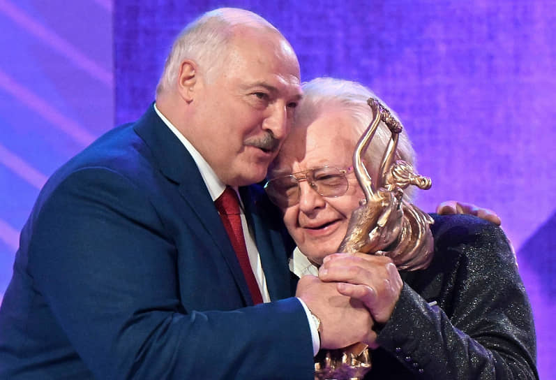 Президент Белоруссии Александр Лукашенко с композитором Юрием Антоновым на церемонии открытия фестиваля «Славянский базар» в Витебске