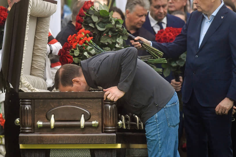 Похороны бывшего министра транспорта РФ Романа Старовойта на Смоленском кладбище в Санкт-Петербурге