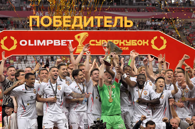 Игроки команды ЦСКА во время церемонии награждения после матча