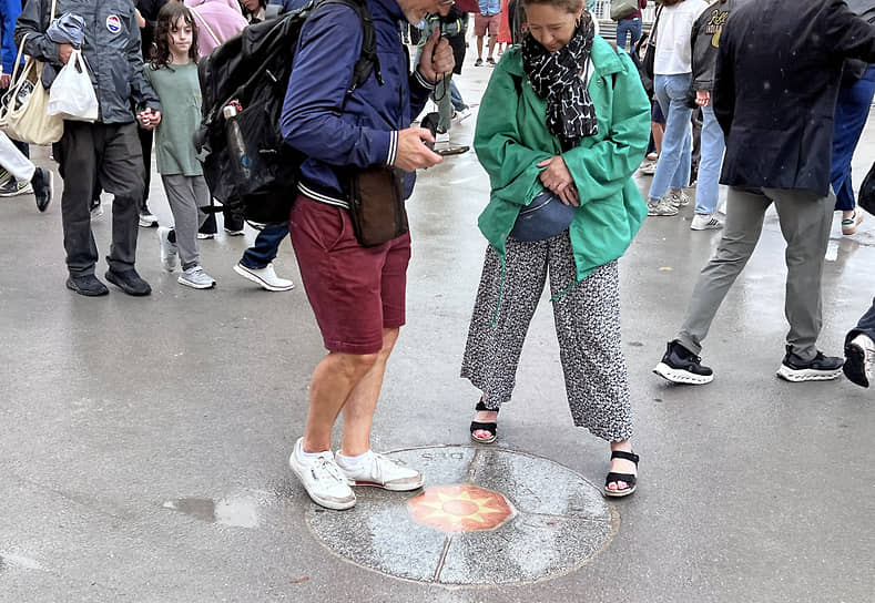 Туристы у нулевой отметки всех дорог Франции