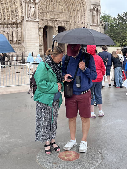 Туристы у нулевой отметки всех дорог Франции