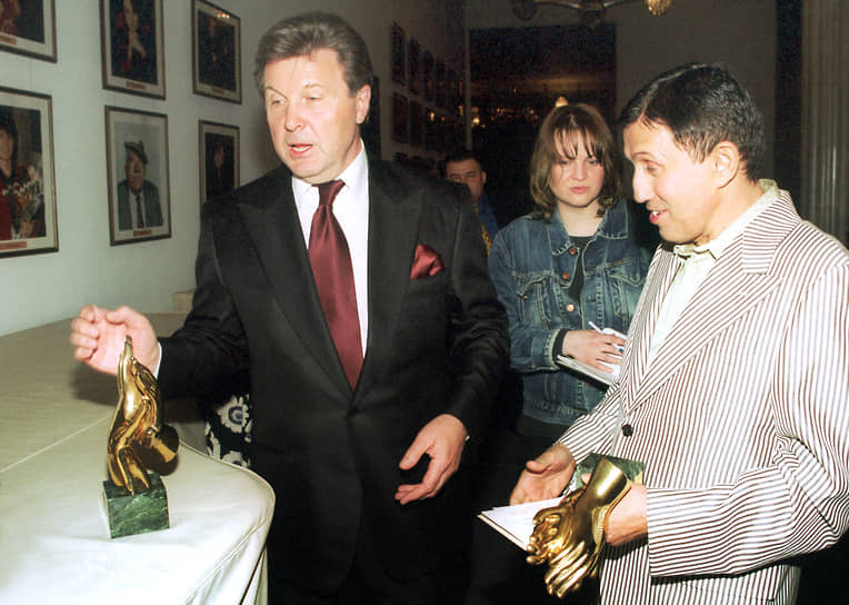 В 2002 году Юрий Айзеншпис (справа) на XI церемонии вручения Национальной музыкальной премии «Овация» был удостоен награды «Продюсер года»
&lt;br>На фото: с певцом Львом Лещенко (слева) во время церемонии