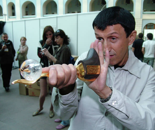 Со статуэткой премии в области шоу-бизнеса «Золотая пчела», 2005 год