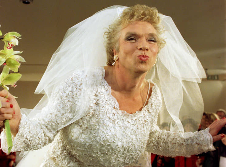 В рекламе своей компании по продаже свадебных товаров «Virgin Bride», 1996 год