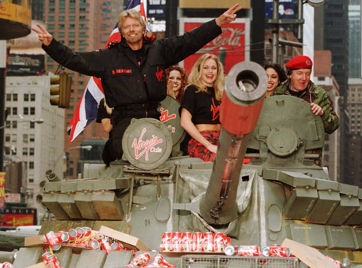 В рамках рекламной акции Virgin Cola Ричард Брэнсон приехал на нью-йоркскую Таймс-сквер на танке, 1998 год