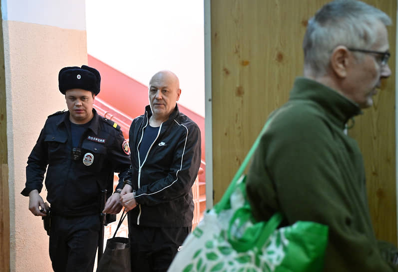 Бывший сенатор Александр Сабадаш (в центре) и бывший топ-менеджер банка «Таврический» Сергей Сомов (справа) перед началом заседания суда в 2024 году