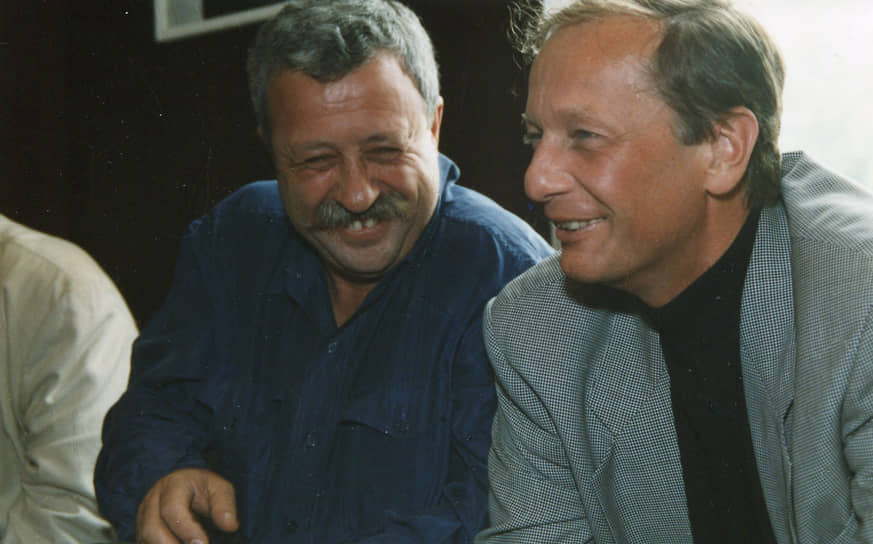 С телеведущим Леонидом Якубовичем (слева), 1990-е годы