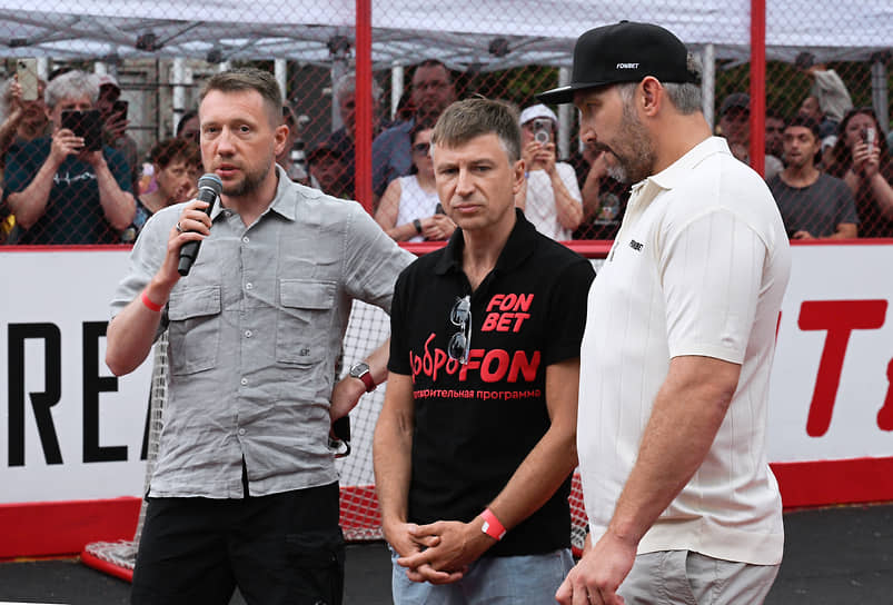 Слева направо: управляющий партнер букмекерской компании Fonbet Валентин Голованов, фигурист Алексей Ягудин и хоккеист Александр Овечкин 