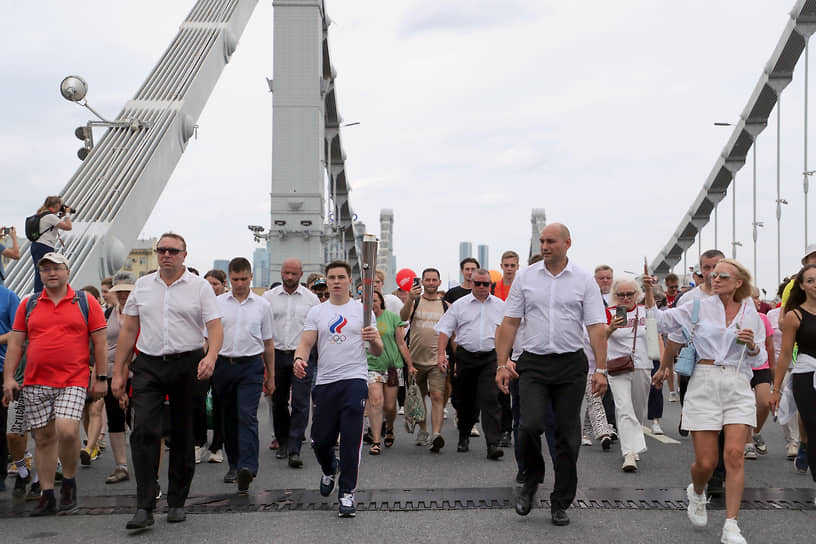 Президент Всероссийской федерации фиджитал спорта Никита Нагорный несет олимпийский факел 