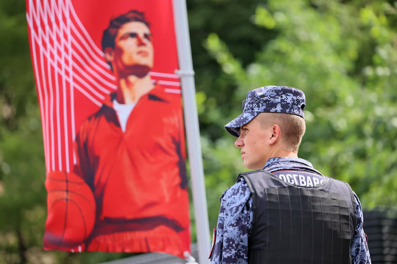 Сотрудник Росгвардии на дежурстве 