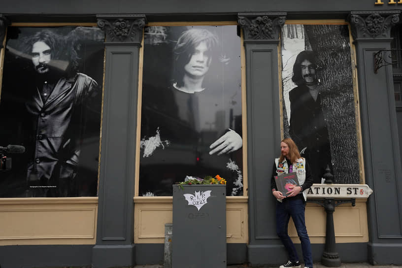 Поклонник музыканта фотографируется на фоне паба The Crown в Бирмингеме, где Black Sabbath сыграла свой первый концерт. Здание пустует с 2014 года, в марте 2024 года ему был присвоен статус памятника архитектуры, что защищает от несанкционированной перестройки или сноса