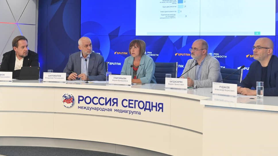 Участники Экспертного института социальных исследований на круглом столе 24 июля