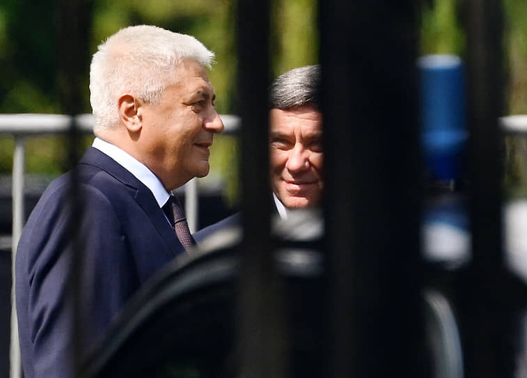 Министр внутренних дел России Владимир Колокольцев (слева)