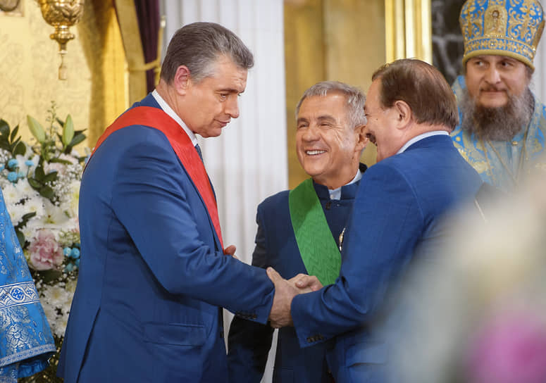 Глава Республики Татарстан Рустам Минниханов (в центре) и председатель ЛДПР Леонид Слуцкий (слева) после церемонии награждения церковными орденами на праздновании явления иконы Пресвятой Богородицы в Казани