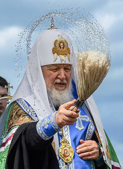Патриарх Московский и всея Руси Кирилл во время чина освящения закладного камня в основании Воскресенского кафедрального собора Набережночелнинской епархии