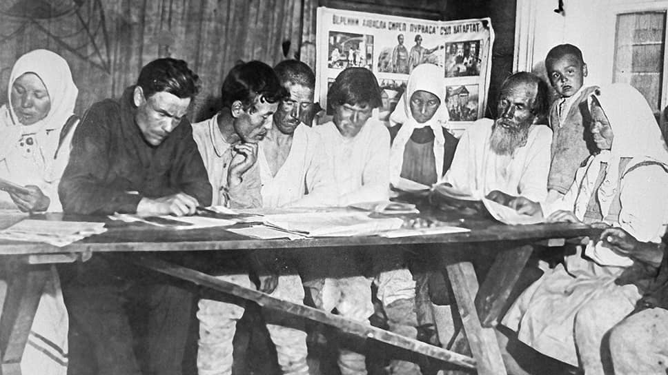 На большинстве фотографий эпохи ликбеза лица обучающихся выражают испуганное недоумение: зачем нас сюда притащили?