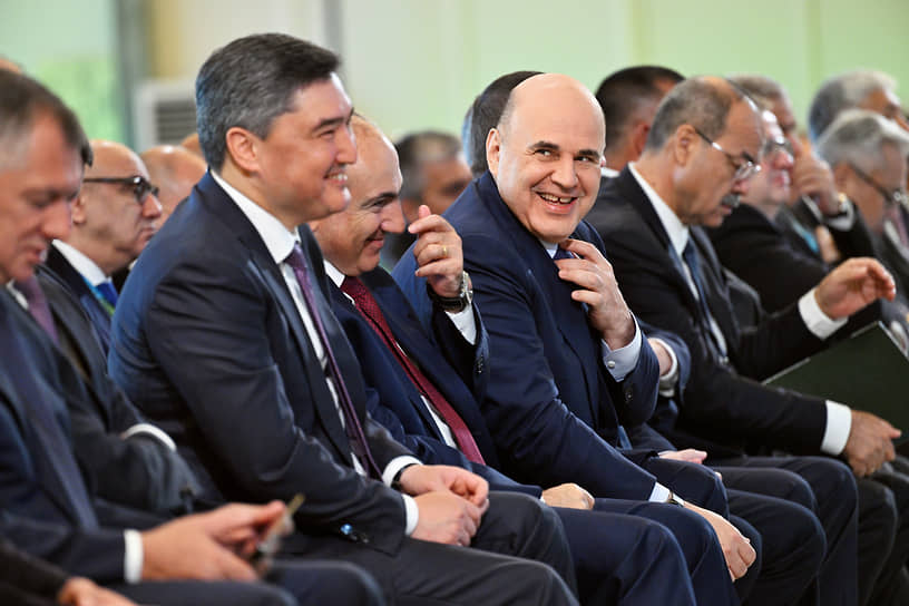 Премьер-министры Казахстана Олжас Бекетов (второй слева), Армении Никол Пашинян (третий слева) и России Михаил Мишустин (четвертый слева) на международной экологической конференции в Республике Алтай 