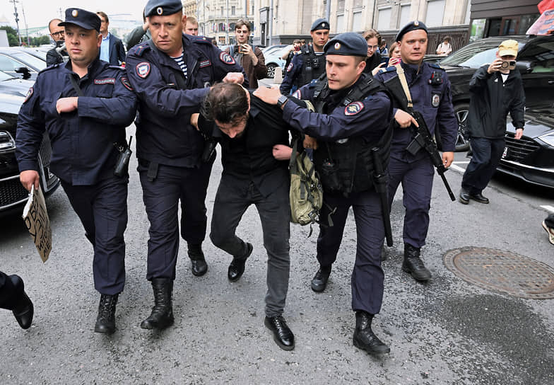Сотрудники полиции задерживают экс-главу штаба Бориса Надеждина на президентских выборах Дмитрия Кисиева во время пикета против закона о введении штрафов за поиск экстремистского контента
