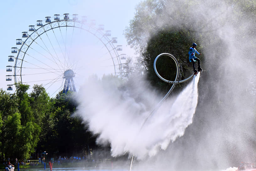 В первый день посетители могли увидеть соревнования по Hydrofly и Watercross