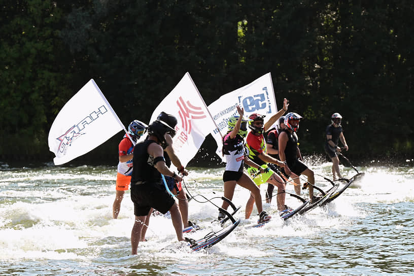 Участники соревнования по Jetsurf