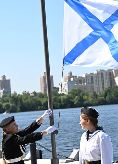 Церемония поднятия флага ВМФ