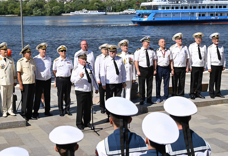 Построение моряков на Северном речном вокзале