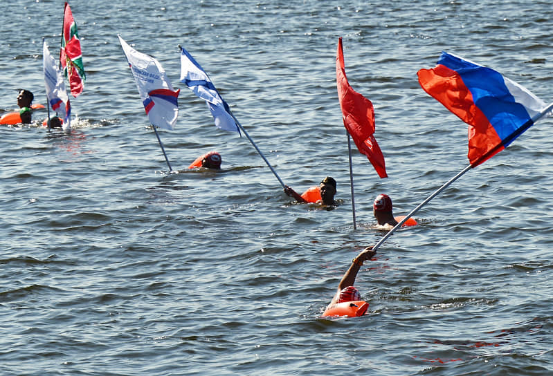 Купание с флагами