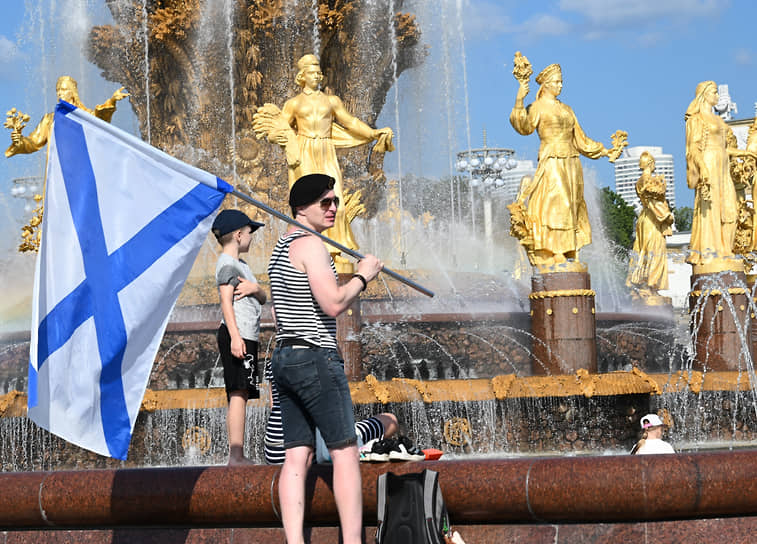 Фонтан «Дружба народов» на ВДНХ в день ВМФ