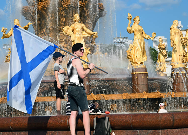 Фонтан «Дружба народов» на ВДНХ в день ВМФ