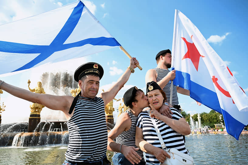 Купание в фонтане с флагами на ВДНХ