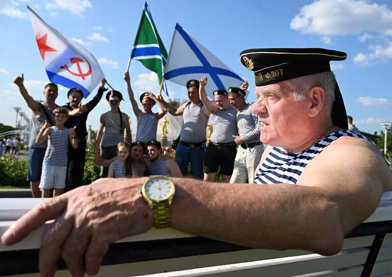 Гуляния на ВДНХ в День ВМФ