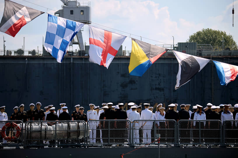 Моряки на борту корабля во время построения