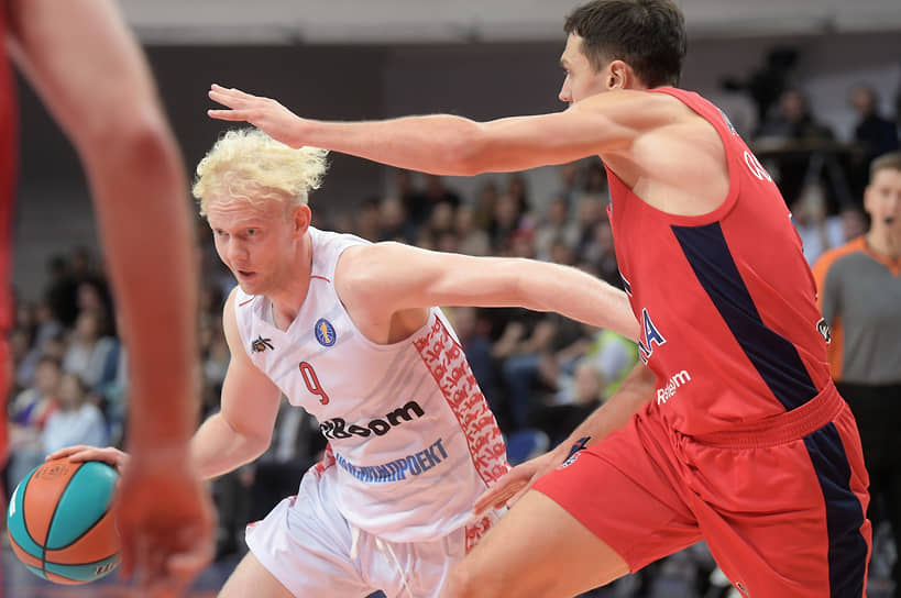 Баскетболист Даниил Касаткин (слева)