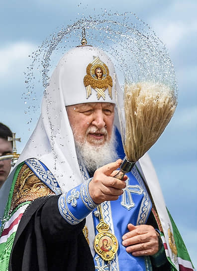 Патриарх Московский и всея Руси Кирилл во время чина освящения закладного камня в основании Воскресенского кафедрального собора Набережночелнинской епархии