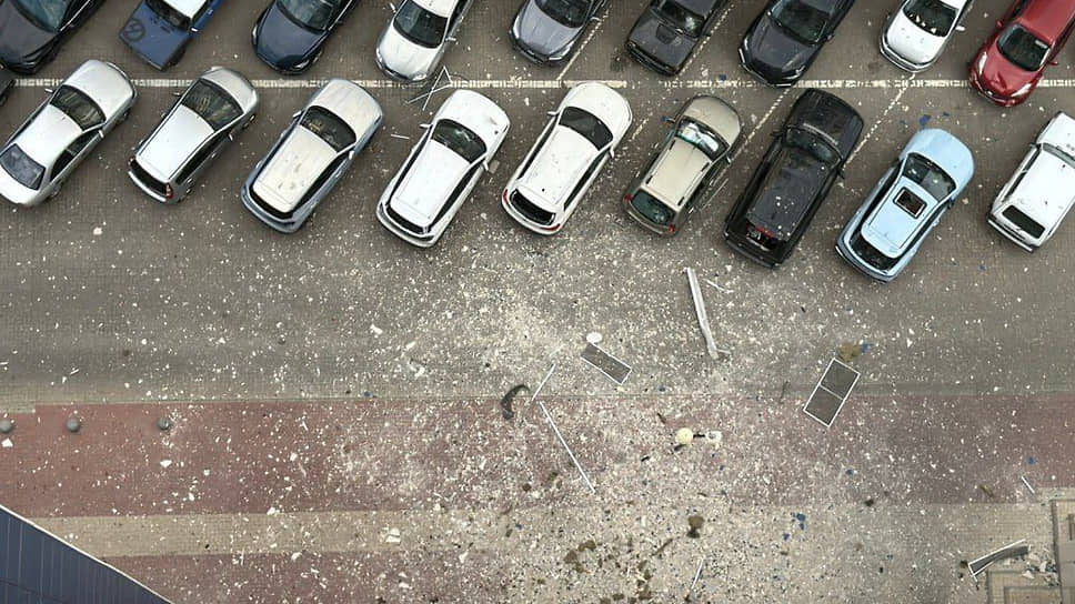 Обломки здания во дворе жилого дома