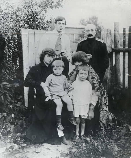 Анастасия Цветаева с сыном Андреем, Марина Цветаева с дочерью Ариадной, Сергей Эфрон и Маврикий Минц в Александрове, 1916