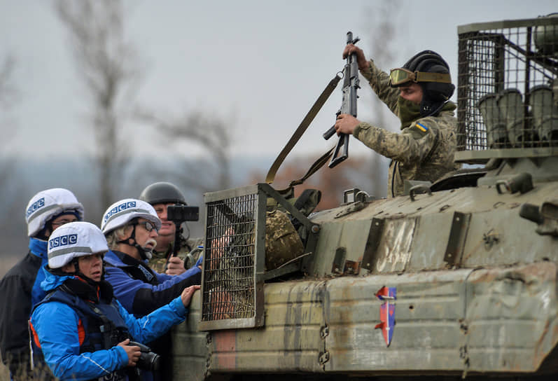 Военнослужащий Вооруженных сил Украины демонстрирует свое оружие членам Специальной мониторинговой миссии ОБСЕ в Украине в поселке Богдановка Донецкой области, Украина, 9 ноября 2019 года