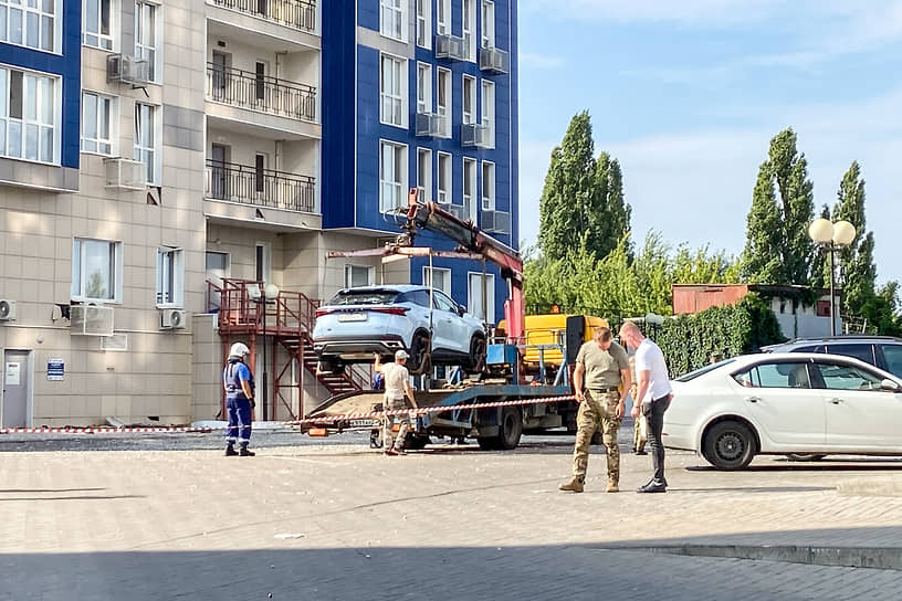 Эвакуация автомобилей, пострадавших от атаки беспилотника