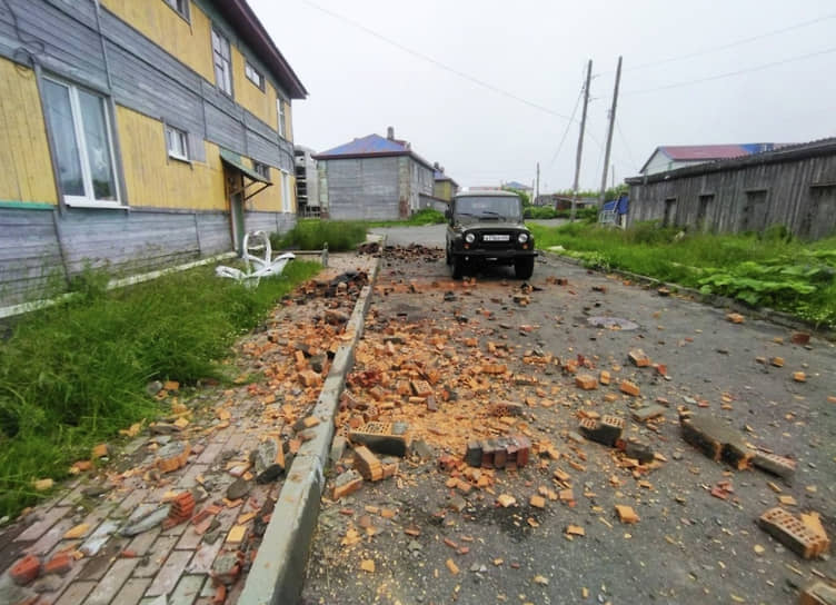 В Северо-Курильске повреждены несколько зданий, у домов разрушены печные трубы, вентиляционные шахты