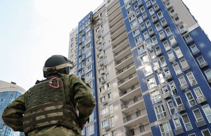 Доброволец народной дружины «Ополчение 31» у жилого дома в Белгороде, подвергшегося атаке беспилотника ВСУ