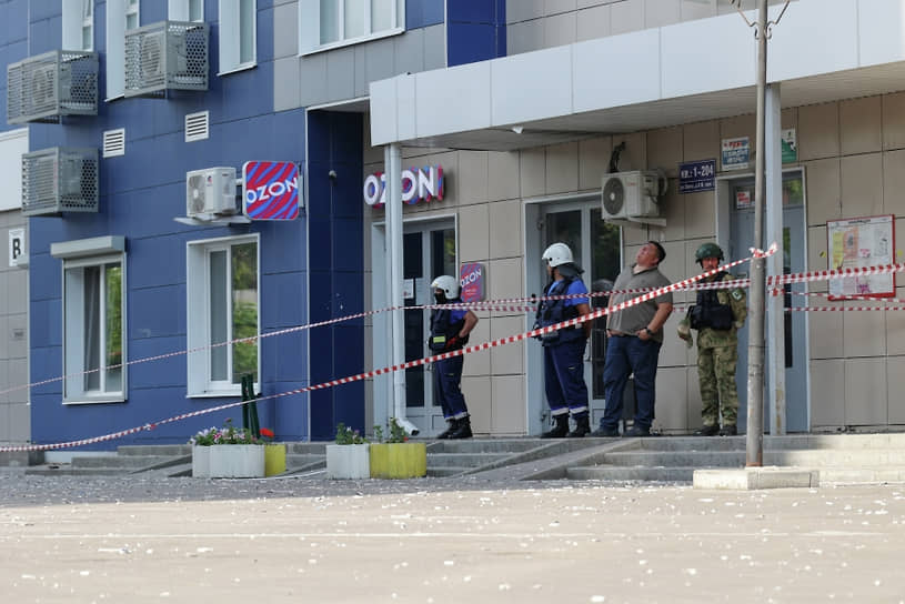Сотрудники спасательных служб на месте проишествия