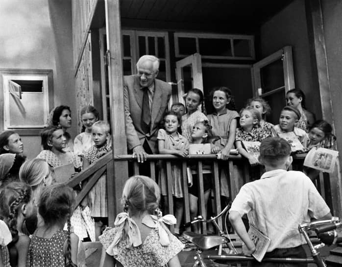 Корней Чуковский беседует с детьми, пришедшими обменять книги в библиотеке на даче писателя