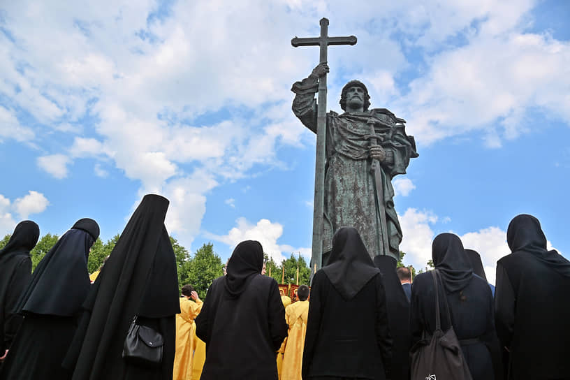 Праздничный молебен у памятника князю Владимиру в День крещения Руси