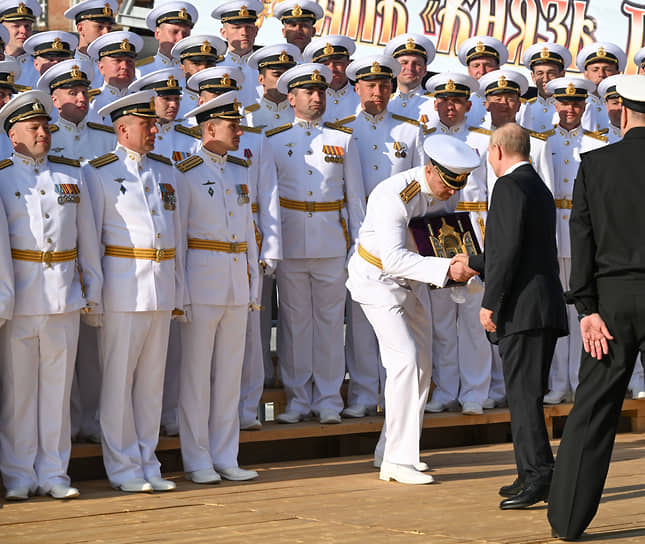 Президент России Владимир Путин на церемонии поднятия флага над атомным подводным ракетоносцем «Князь Пожарский» в Северодвинске